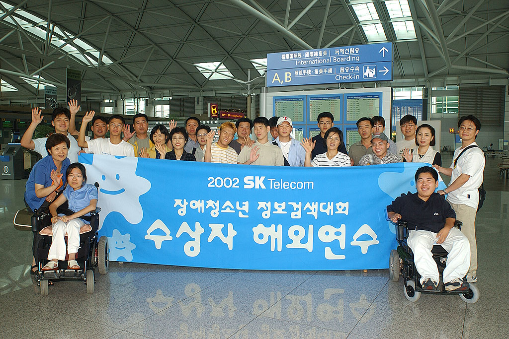 SK Telecom will provide a training trip to the west coast of the U.S. for 7 days and 8 nights from August 14 to August 20. A total of 24 people will participate in this training trip. Ten are the winners of the `2002 SK Telecom Internet Search Contest for Physically Challenged Youth`, and fourteen are their teachers and guardians.